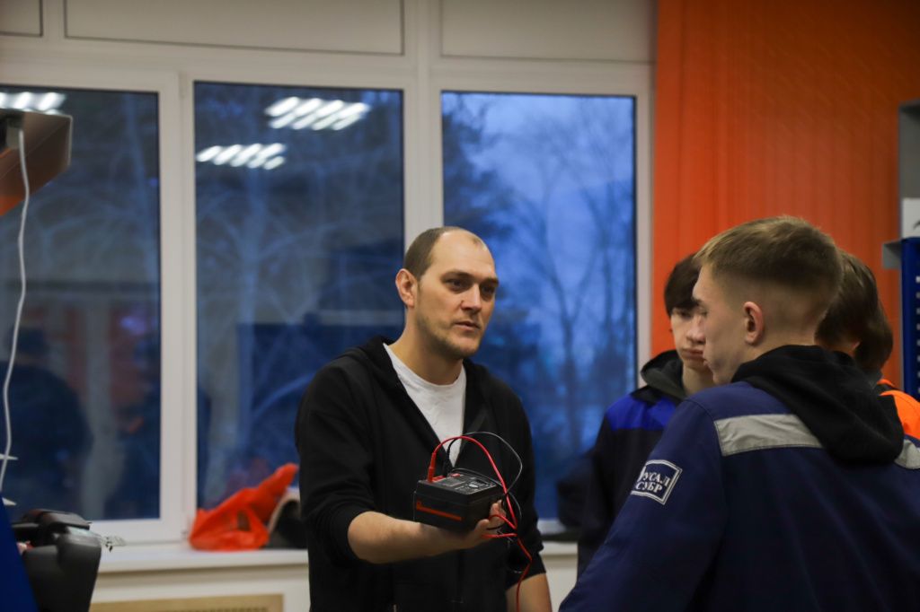 Олег Кротких когда-то сам учился в политехникуме, а теперь преподает здесь. Фото: Игорь Воробьев Олег Кротких когда-то сам учился в политехникуме, а теперь преподает здесь. Фото: Игорь Воробьев