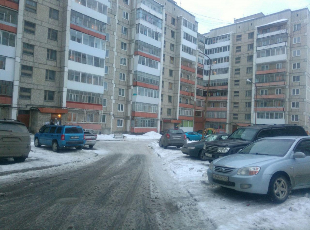 Так выглядел двор дома № 96 по улице Ленина в начале марта. Фото: Алеся Копылова, "Вечерний Краснотурьинск". 