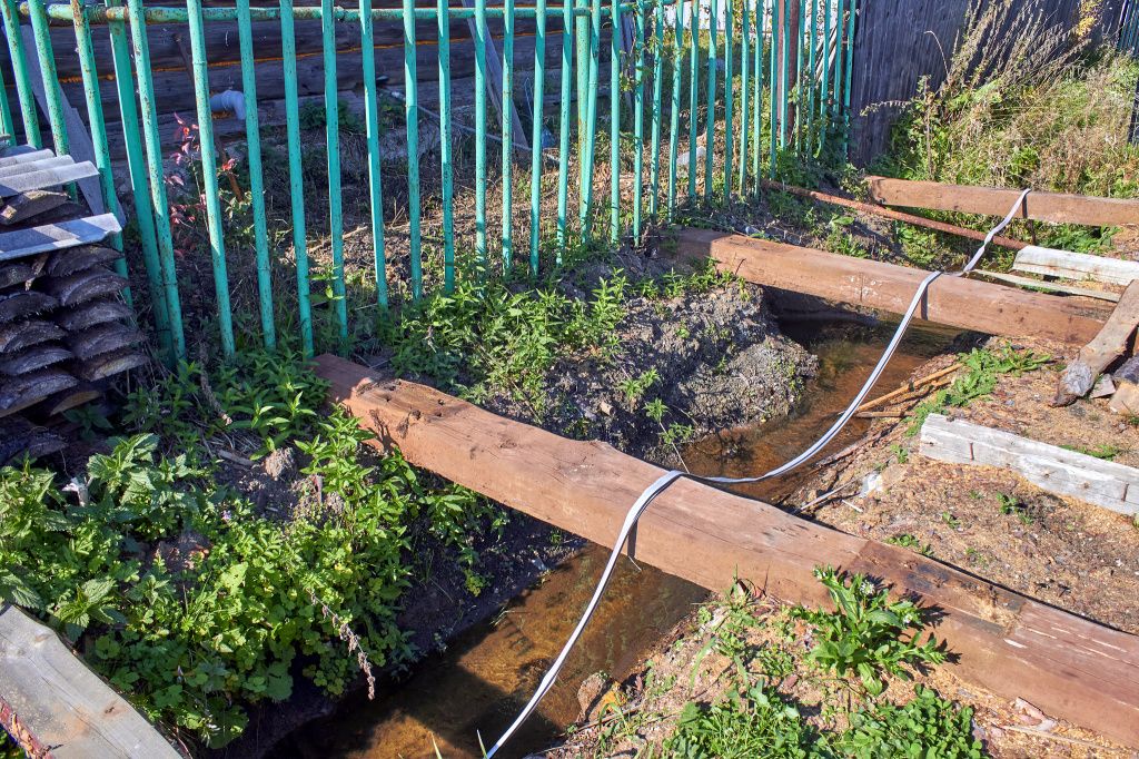 Вода в канаве течет к озеру, а не от него. Фото: Вадим Аминов, «Вечерний Краснотурьинск» 