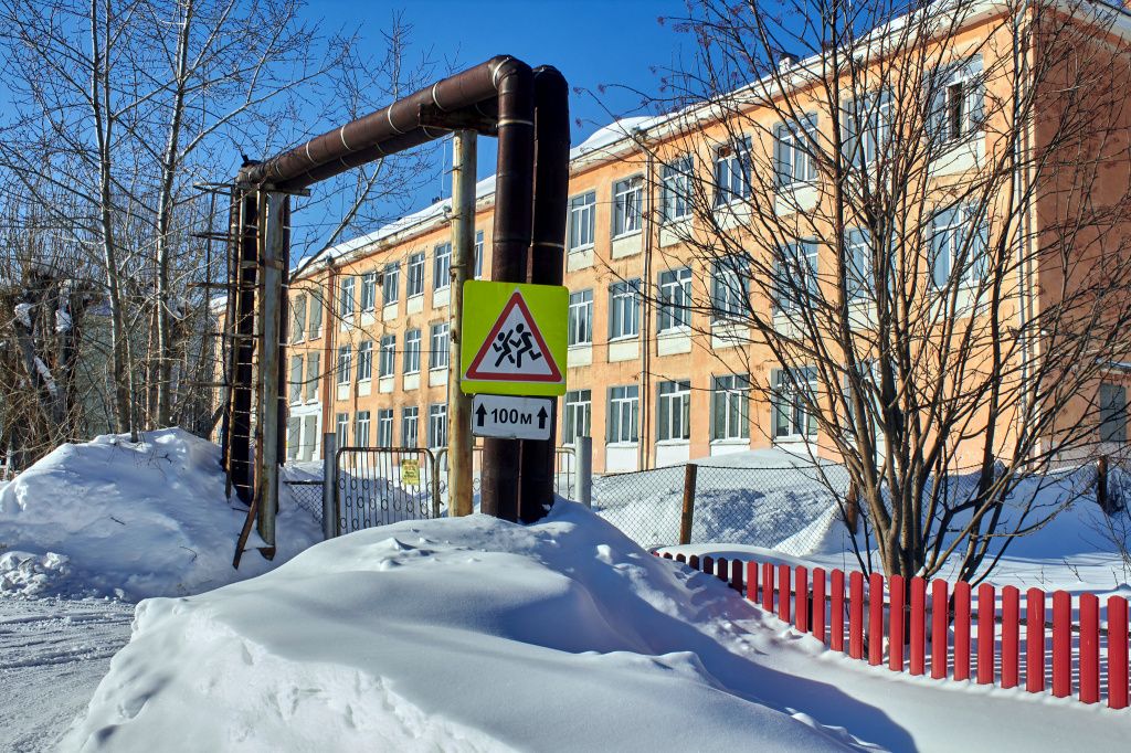 «Страшно ведь, что не увидит водитель ребятёнка, собьет!» — опасается Валентина Ивановна. Фото: Вадим Аминов, «Вечерний Краснотурьинск»