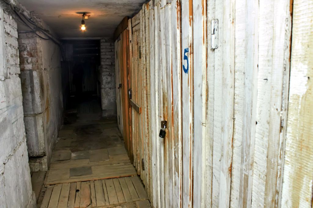 Скорее всего, в ближайшем будущем объявления, касающиеся демонтажа сараек в подвале, будут все чаще появляться на досках объявлений у подъездов. Фото: Вадим Аминов, «Вечерний Краснотурьинск» 