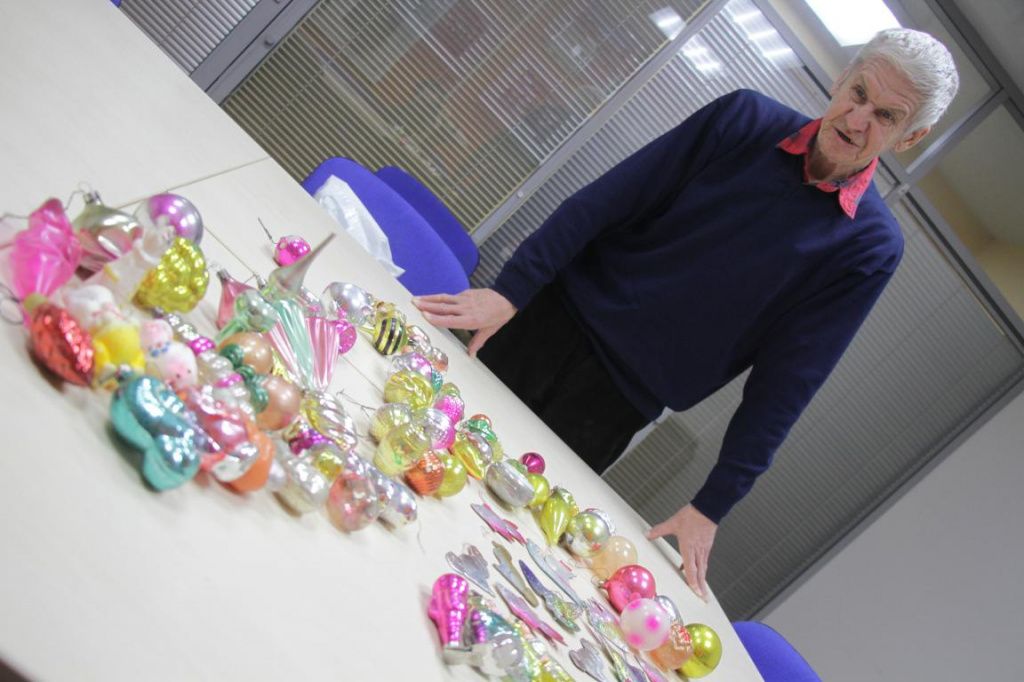 Игорь Алексеевич говорит, что эти игрушки были приобретены в 60-70-х годах прошлого века. Но есть среди них и более старые, подаренные дедушкой. Фото: Константин Бобылев, "Глобус"