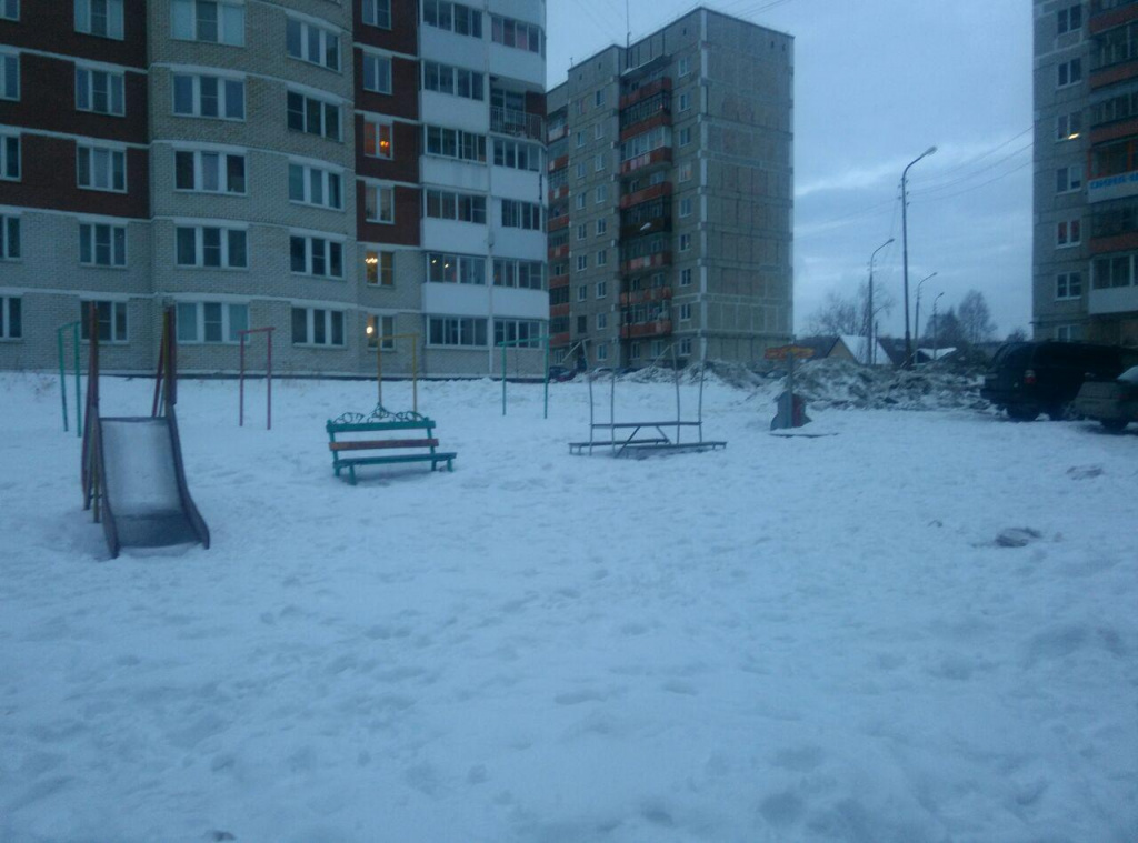 Так выглядит сейчас детская площадка во дворе дома № 96 по улице Ленина. Фото: Алеся Копылова, "Вечерний Краснотурьинск". 