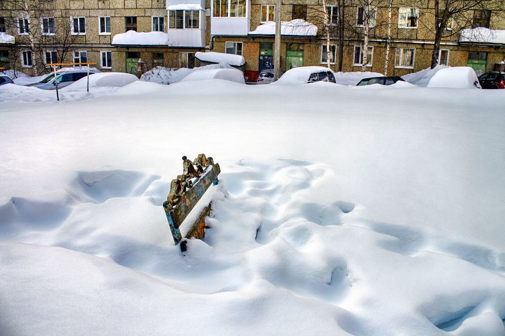 «У нас, можно сказать, не чистят двор совсем. Так, снег двигают», — считает Анатолий. Фото: Вадим Аминов, «Вечерний Краснотурьинск»