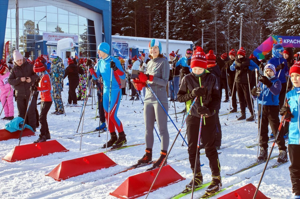 На лыжню в минувшую субботу встало около 1500 краснотурьинцев. Фото: Вадим Аминов, «Вечерний Краснотурьинск»