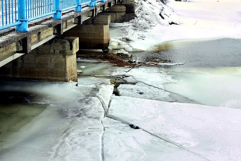 Лед на Турье уже давно не безопасен, но рыбаки продолжают на него выходить. Фото: Вадим Аминов, "Вечерний Краснотурьинск"