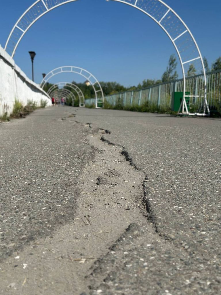 Асфальт на пешеходной части плотины городского пруда. Фото: Мария Шевнина, «Вечерний Краснотурьинск»