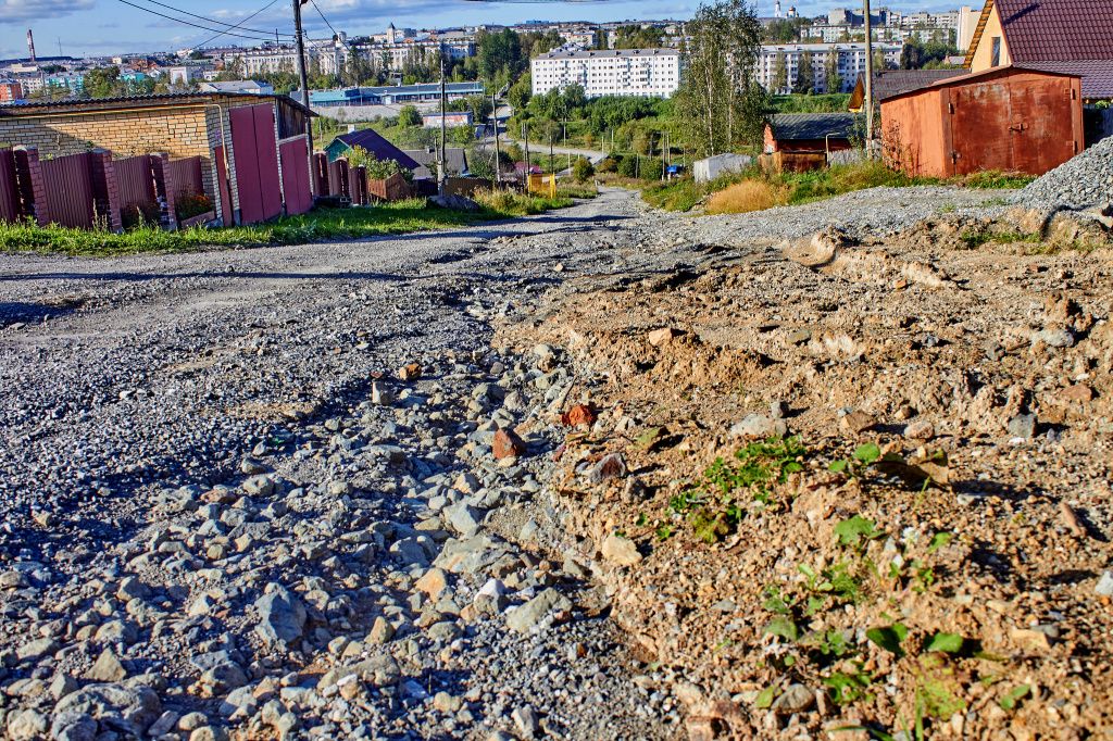 Дорожное полотно по Воронцовской, мусор и освещение: три главные проблемы Южного. Фото: Вадим Аминов, «Вечерний Краснотурьинск» 