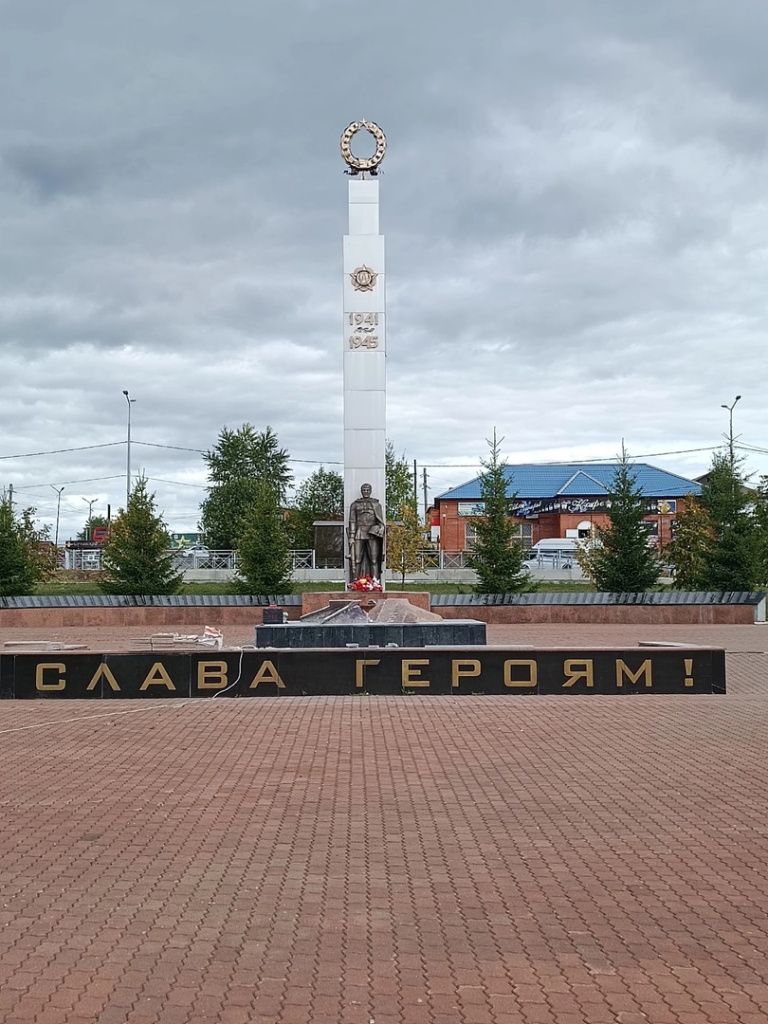 На постаменте установлена трехметровая фигура советского солдата – защитника Родины. Фото: Глеб Габбазов