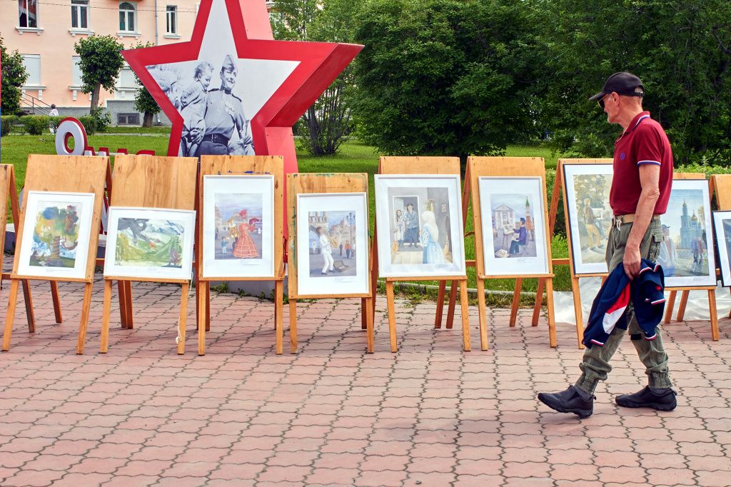 На Бульваре Мира работала выставка работ выпускников художественной школы. Фото: Вадим Аминов, «Вечерний Краснотурьинск»