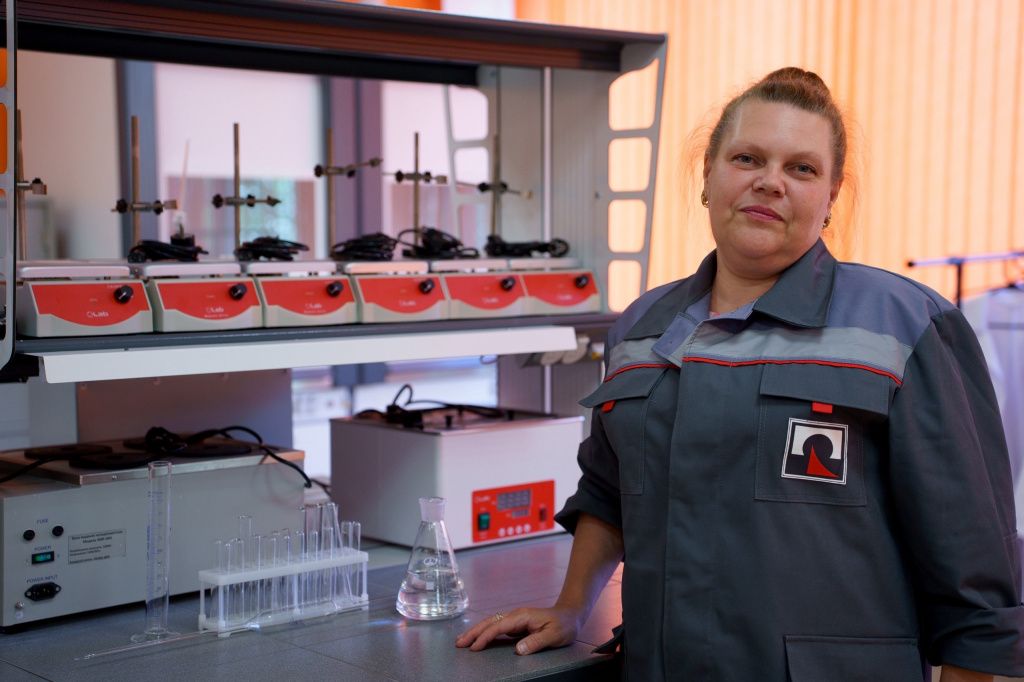 Преподаватель химии Елена Глуханько. Фото: Игорь Воробьев