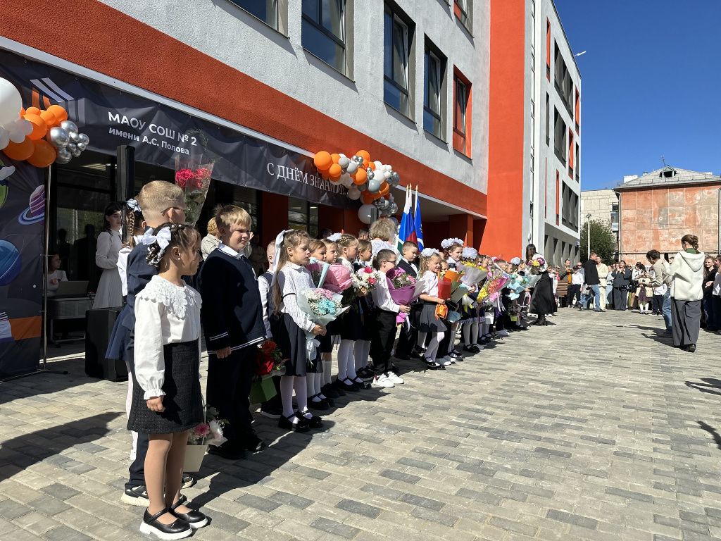 Ученики первых классов на фоне нового здания школы №2. Фото: Мария Шевнина, «Вечерний Краснотурьинск»