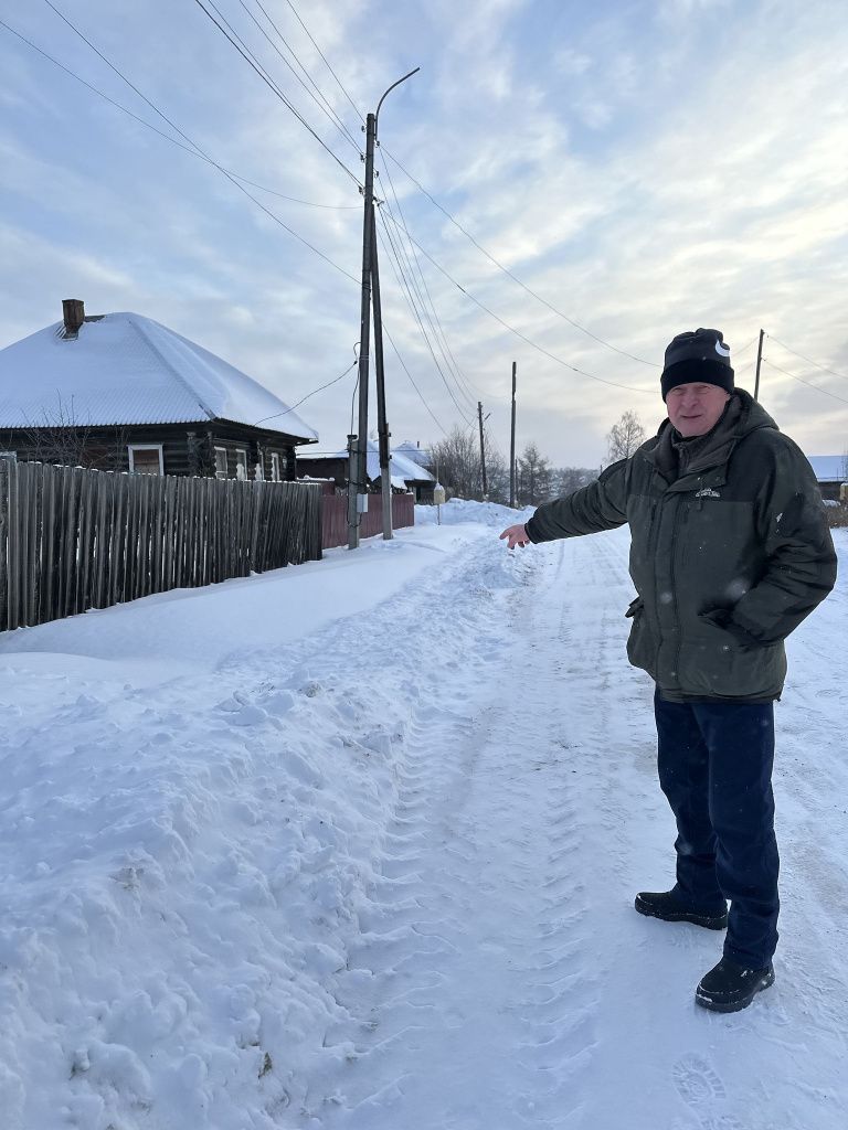 Снежный вал доставляет пенсионерам Суходойки неудобства. Фото: Мария Шевнина, «Вечерний Краснотурьинск»