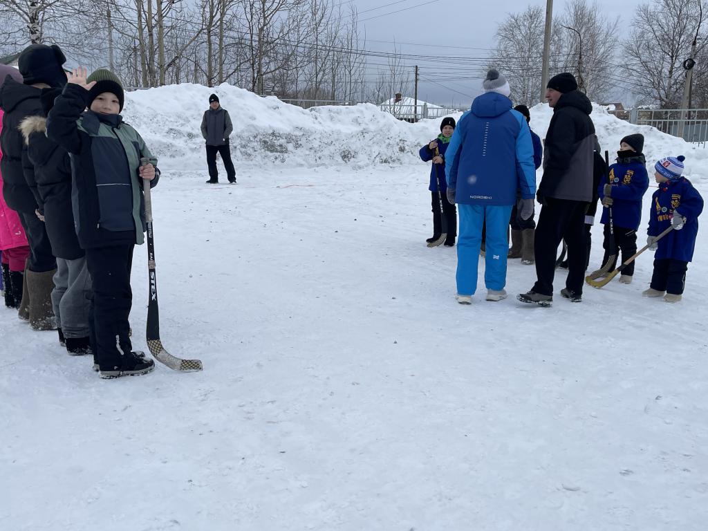 Вторыми на поле вышли игроки из младшей лиги. Фото: Анна Куприянова, "Глобус" Вторыми на поле вышли игроки из младшей лиги. Фото: Анна Куприянова, "Глобус"
