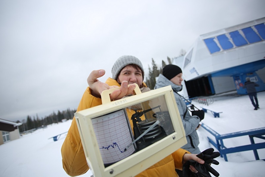 Метеоролог Анна Мишарина демонстрирует барограф (самопишущий барометр). Фото: Яромир Романов / Znak.com