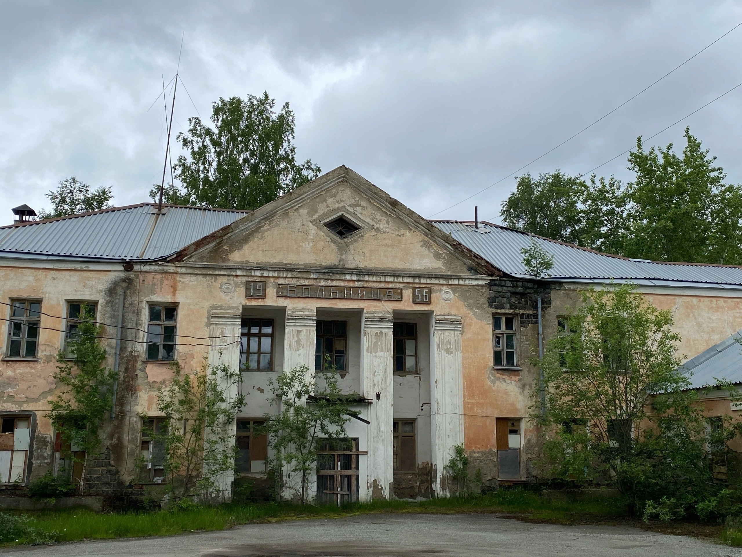 Когда-то здесь была больница. Фото: Илья Светлов