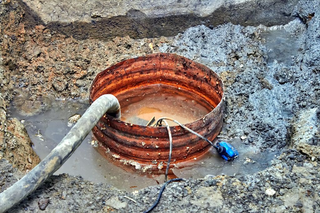 Наталия Кузьмина: «Под нашими домами вода, а водоотводов нет! И хотя нет такого, чтоб подвал был в воде, но фундамент весь мокрый». Фото: Вадим Аминов, «Вечерний Краснотурьинск»