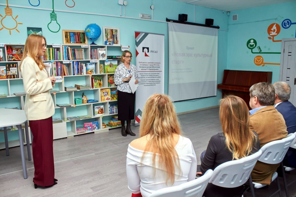 Елена Токмакова поблагодарила всех причастных к модернизации библиотеки: «Проект — это всегда работа большого количества людей». Фото: Вадим Аминов, «Вечерний Краснотурьинск»