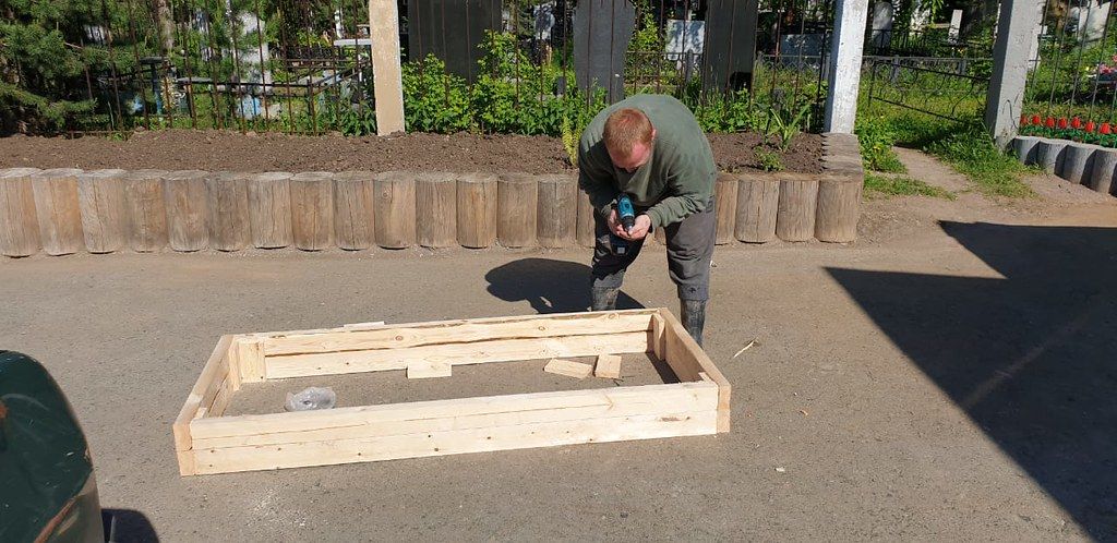 Деревянный короб можно установить на свежем захоронении. А после того как земля осядет, устанавливают полноценный памятник. Фото предоставлено «Обрядом»