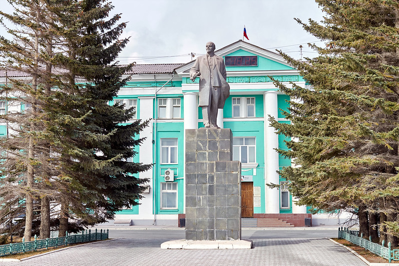 Памятник Ленину возле заводоуправления БАЗа: он переехал сюда с центральной городской площади. Фото: Вадим Аминов, «Вечерний Краснотурьинск»