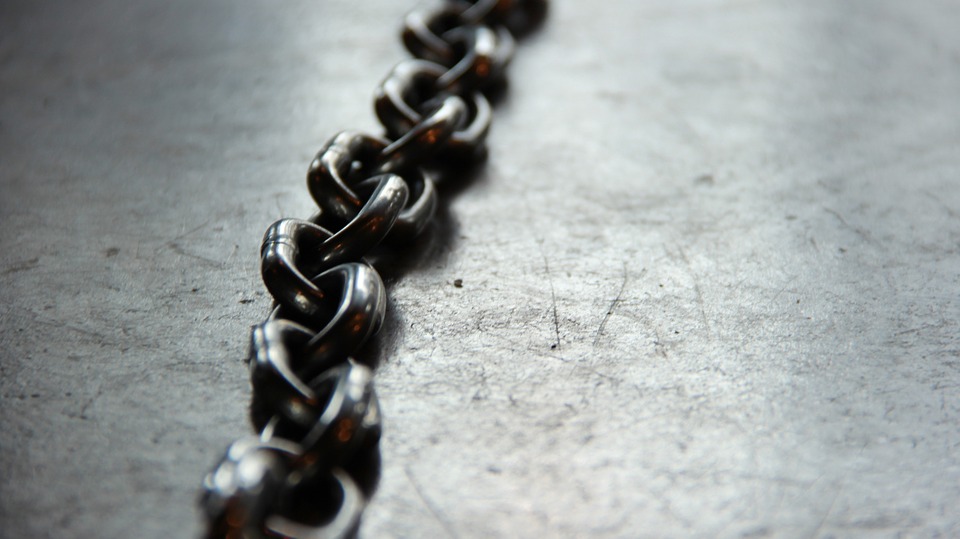 Созависимость - цепи, которые и вас тянут на дно. Фото: pixabay.com