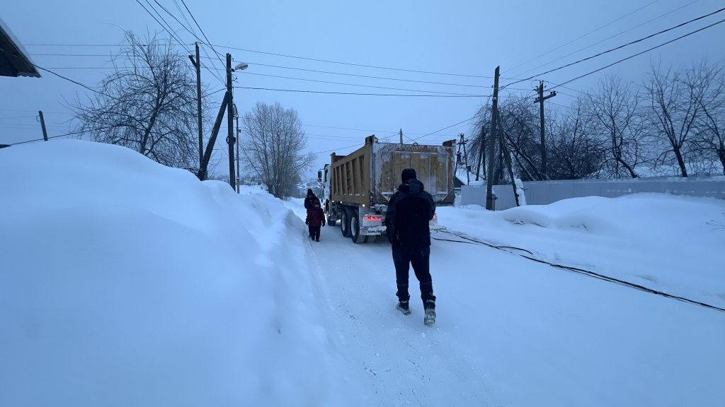 Передвигаться по Попова опасно, считают жители улицы. Фото: Мария Шевнина, «Вечерний Краснотурьинск» Передвигаться по Попова опасно, так считают жители улицы. Фото: Мария Шевнина, «Вечерний Краснотурьинск»