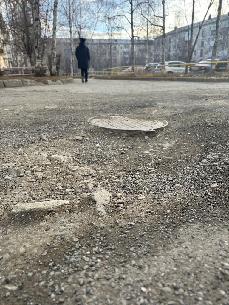 Пару лет назад тут задним колесом провалился мусоровоз. Фото: Мария Шевнина "Вечерний Краснотурьинск" 