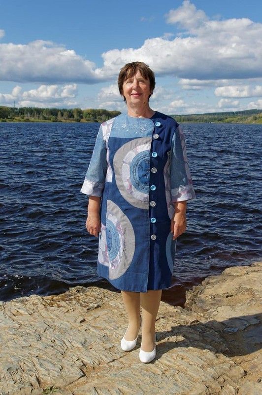 Надежда Алексеевна в свои 68 лет – и в своих оригинальных лоскутных платьях – даст фору многим молодым красавицам. Фото предоставлено Ольгой Овчинниковой