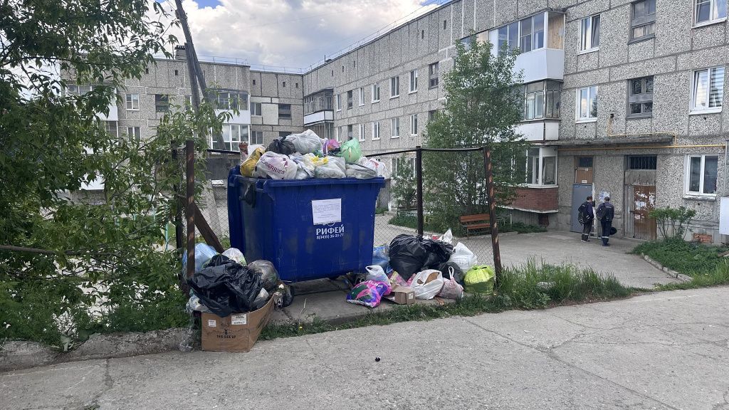 На фото видно, что мусор скапливается в контейнерах и возле них и не вывозится вовремя. Фото: Мария Шевнина, "Вечерний Краснотурьинск". 