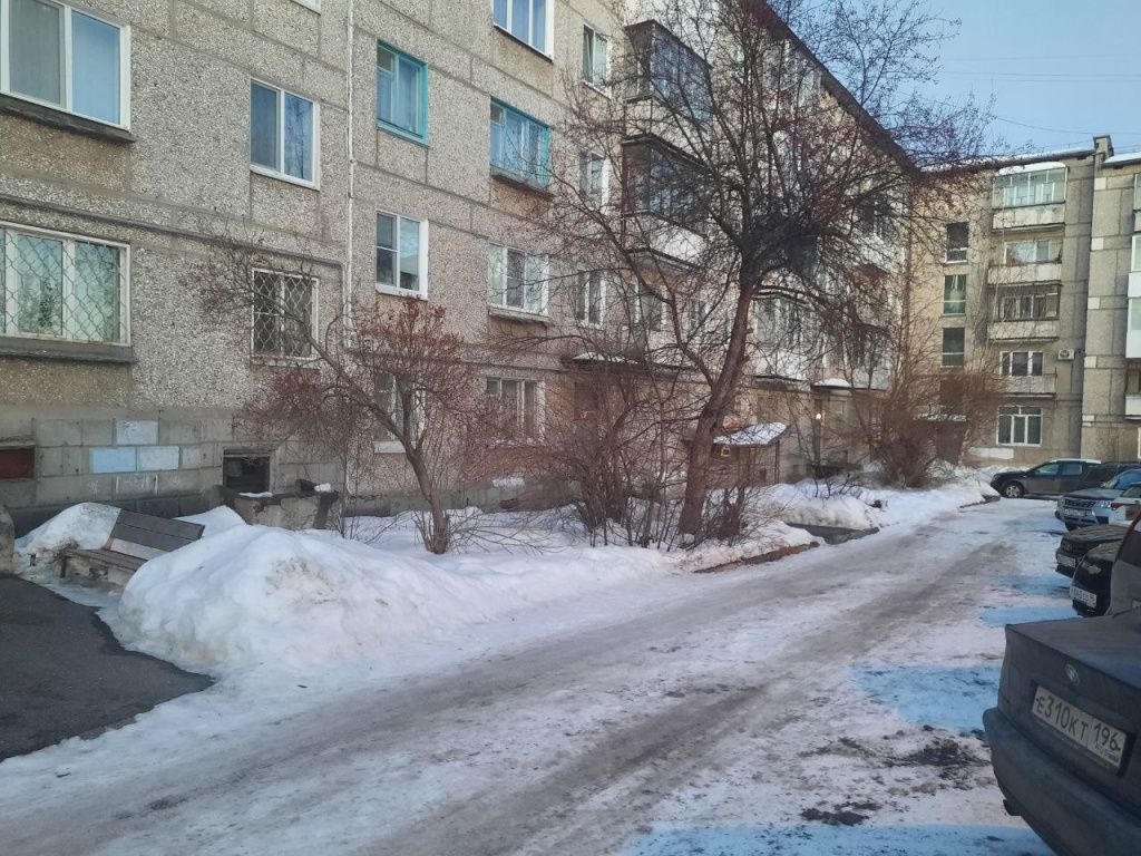 Виктор считает, что другие жильцы дома не жалуются, потому что не хотят ввязываться. Фото: Михаил Ломоносов, «Вечерний Краснотурьинск»
