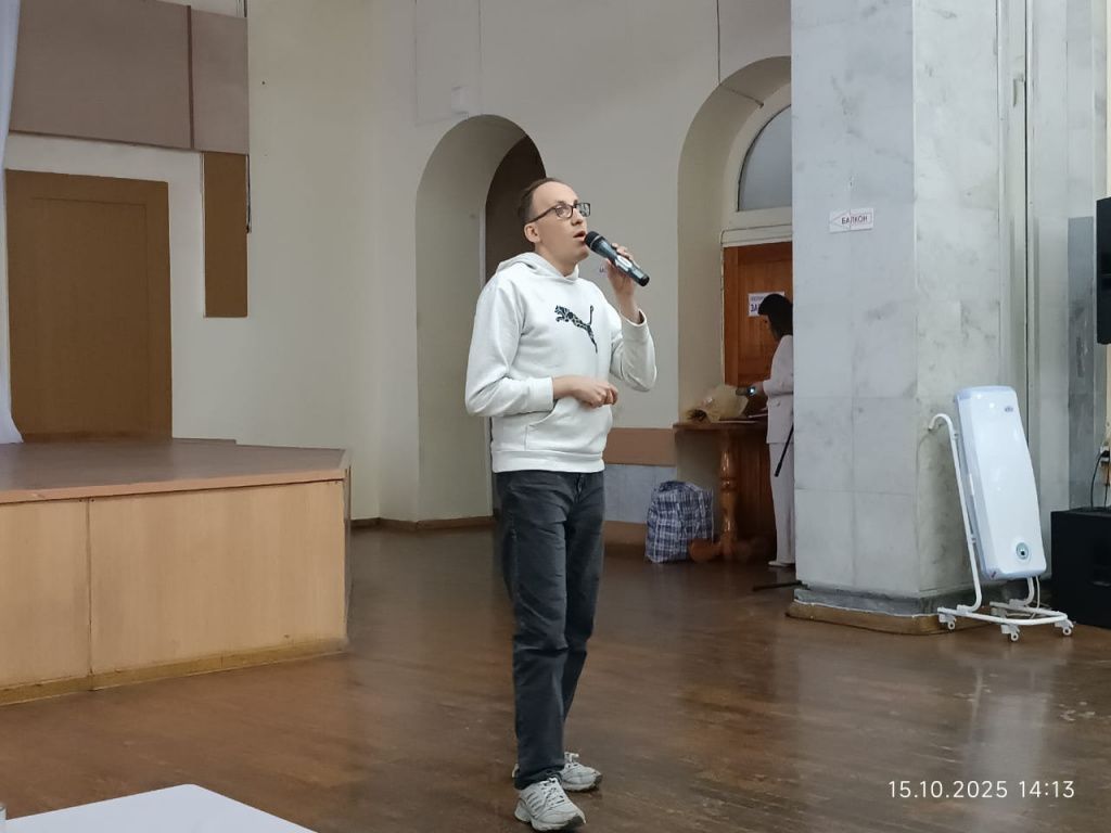 Максим Яриков поет песню собственного сочинения «Мы убегаем». Фото: Надежда Шулева