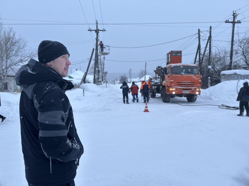 «Видел этот трал, у него кран на прицепе был. Коротило тут все, гудело», — делится Александр. Фото: Мария Шевнина, «Вечерний Краснотурьинск» «Я видел этот трал, у него кран на прицепе был. Коротило тут всё, гудело», — делится Александр. Фото: Мария Шевнина, «Вечерний Краснотурьинск»