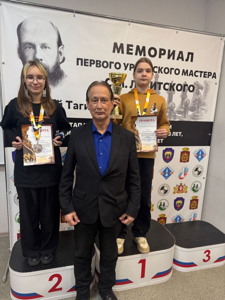Шахматистки - воспитанницы Николая Волкова. Фото: Наталия Власенкова