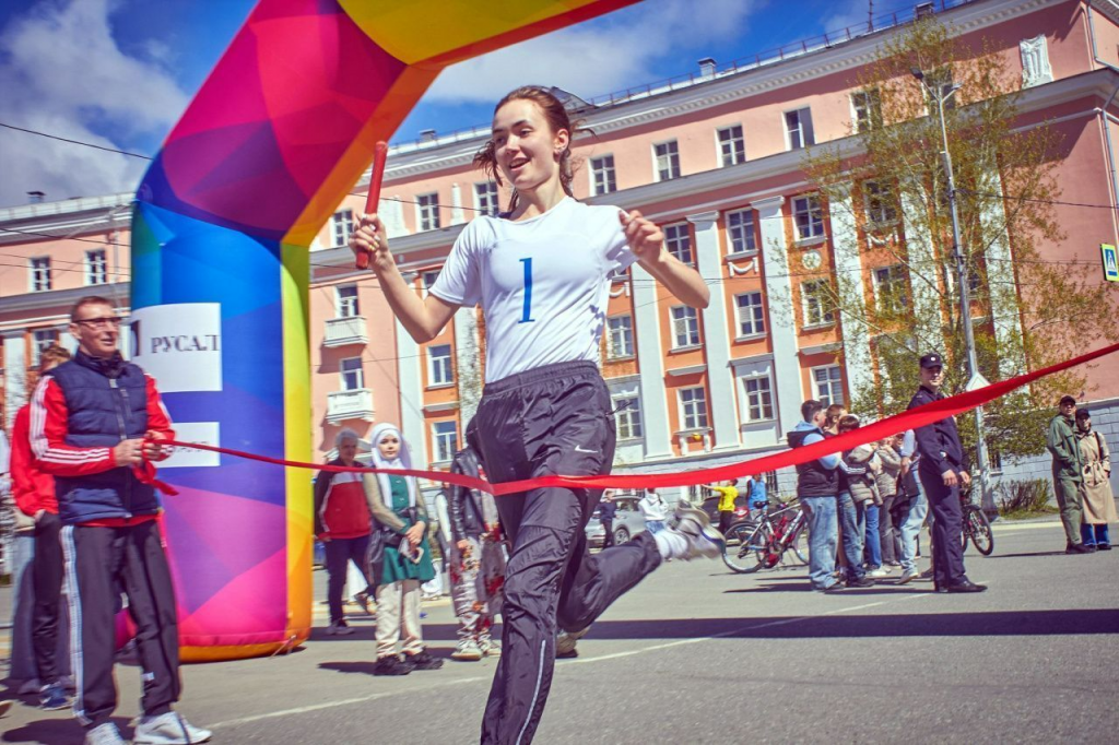 Команда Богословского алюминиевого завода — чемпион традиционной 76-й городской легкоатлетической эстафеты. Финиш пересекла Вероника Меркель. Фото: Вадим Аминов, «Вечерний Краснотурьинск»