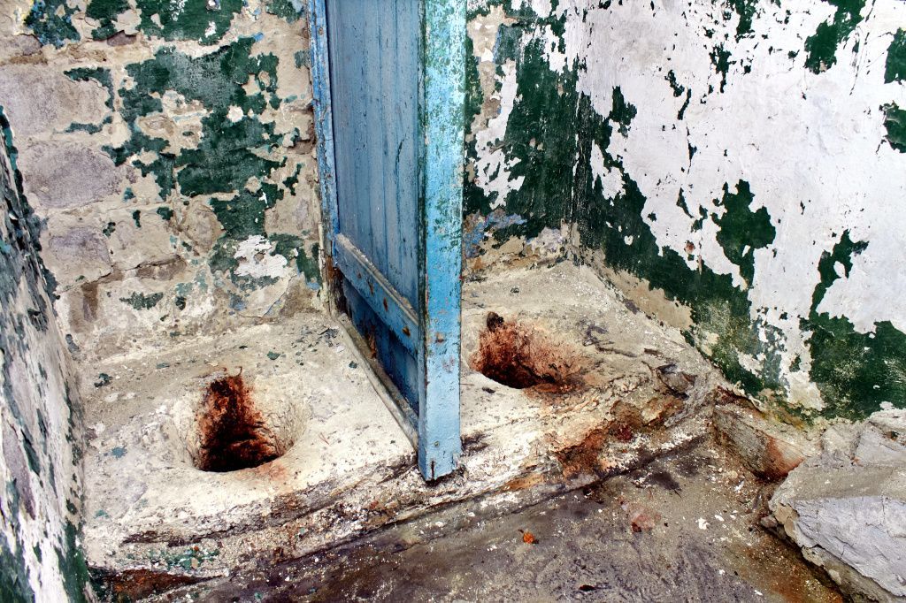 По словам читательницы, общественный туалет не чистят уже много лет. Фото: Вадим Аминов, «Вечерний Краснотурьинск» По словам читательницы, общественный туалет не чистят уже много лет. Фото: Вадим Аминов, «Вечерний Краснотурьинск»