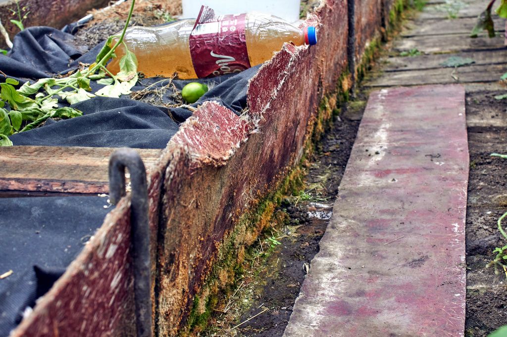 Состояние оградок в теплицах СНТ №8 «Горняк». Фото: Вадим Аминов, «Вечерний Краснотурьинск»