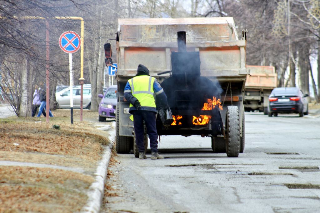 Водитель, пожаловавшийся на качество ямочного ремонта, предложил провести конкурс «На самую лучшую яму». Фото: Вадим Аминов, архив "Вечернего Краснотурьинска" Водитель, пожаловавшийся на качество ямочного ремонта, предложил провести конкурс «На самую лучшую яму». Фото: Вадим Аминов, архив "Вечернего Краснотурьинска"