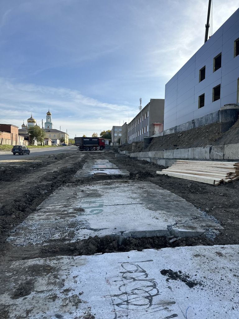 Скорее всего, плиты выполняют роль тротуара. Фото: Мария Шевнина. "Вечерний Краснотурьинск" 