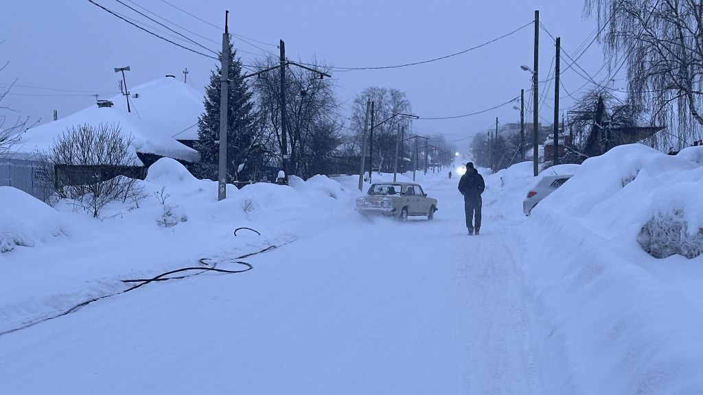 «Машинам надо проезжать, людям ходить как-то», — рассуждает горожанин, проживающий на Попова. Фото: Мария Шевнина, «Вечерний Краснотурьинск» «Машинам надо проезжать, людям ходить как-то», — рассуждает горожанин, проживающий на Попова. Фото: Мария Шевнина, «Вечерний Краснотурьинск».
