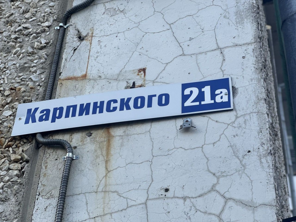 По мнению некоторых жильцов, с деревьями их двор был гораздо красивее. Фото: Мария Шевнина, «Вечерний Краснотурьинск» По мнению некоторых жильцов, с деревьями их двор был гораздо красивее. Фото: Мария Шевнина, «Вечерний Краснотурьинск»