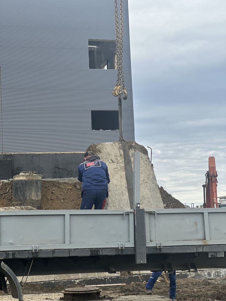 Уже начали вывозить плиты и обломки. Фото: Мария Шевнина, «Вечерний Краснотурьинск»