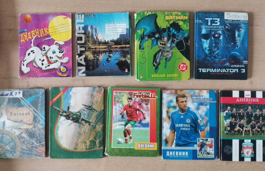 9 дневников за все годы обучения в школе. Фото: Константин Бобылев, "Глобус" 9 дневников за все годы обучения в школе. Фото: Константин Бобылев, "Глобус"