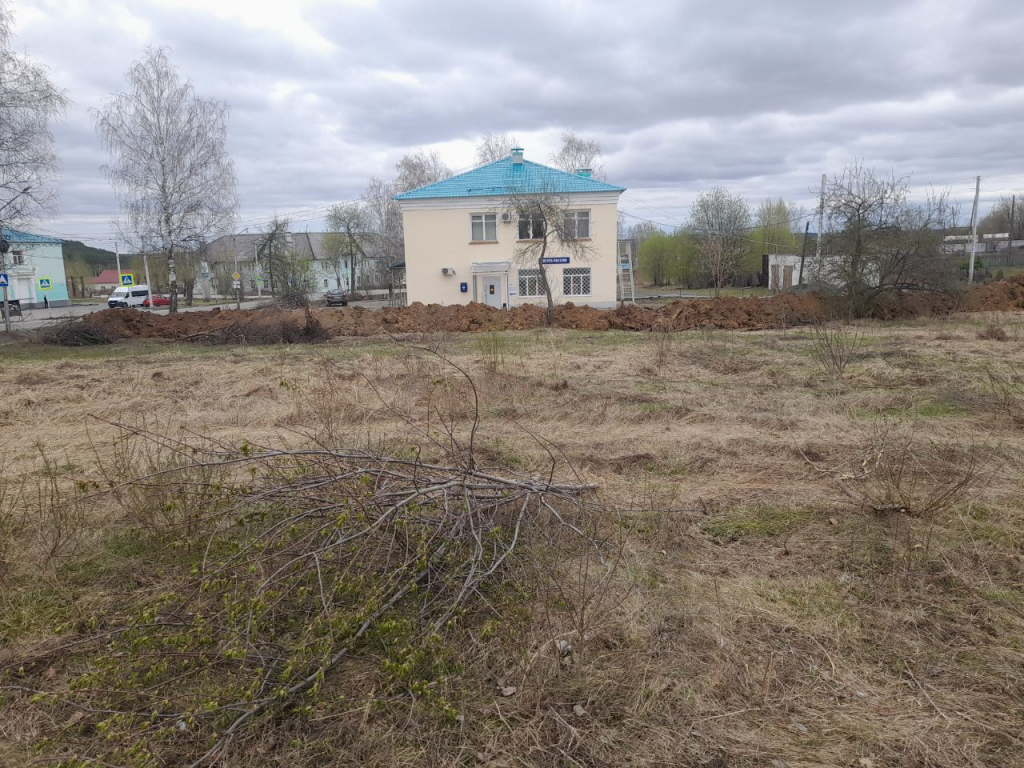 пустырь рядом с администрацией поселка Рудничный могут благоустроить. Фото: Андрей Клейменов, "Вечерний Краснотурьинск"