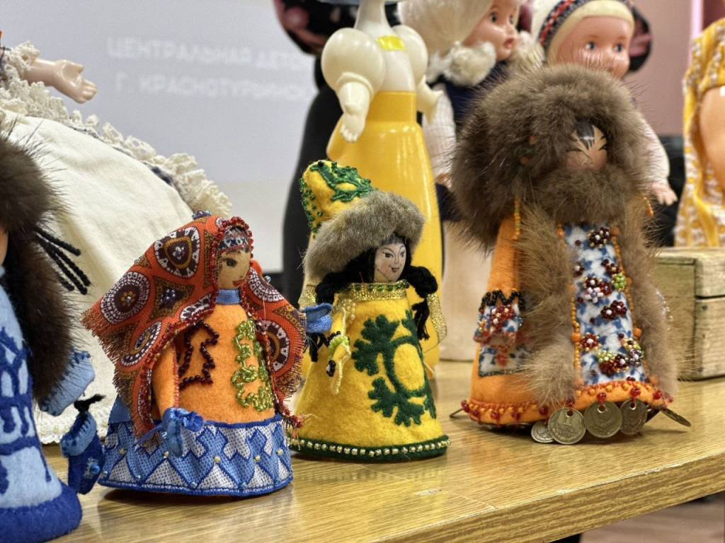 Мастерица из Карпинска поделилась опытом создания авторских игрушек. Фото: Мария Шевнина, «Вечерний Краснотурьинск» Мастерица из Карпинска поделилась опытом создания авторских игрушек. Фото: Мария Шевнина, «Вечерний Краснотурьинск»