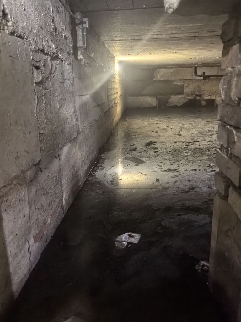 В подвале дома по улице Олега Кошевого уже стоит вода. Фото: Андрей Клейменов, «Вечерний Краснотурьинск»