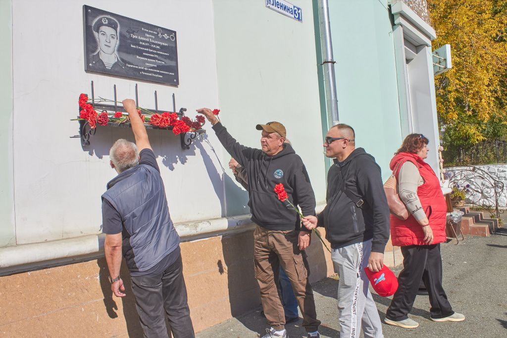 В конце мероприятия присутствующие возложили цветы. Фото: Вадим Аминов, «Вечерний Краснотурьинск» В конце мероприятия присутствующие возложили цветы. Фото: Вадим Аминов, «Вечерний Краснотурьинск»