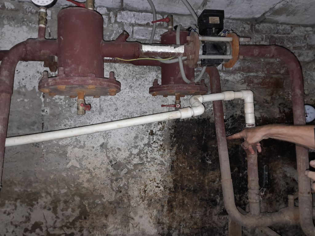 Мужчина считает, что вода в подвале не добралась бы до уровня, на котором установлен прибор учета. Фото: Михаил Бобков, "Вечерний Краснотурьинск"