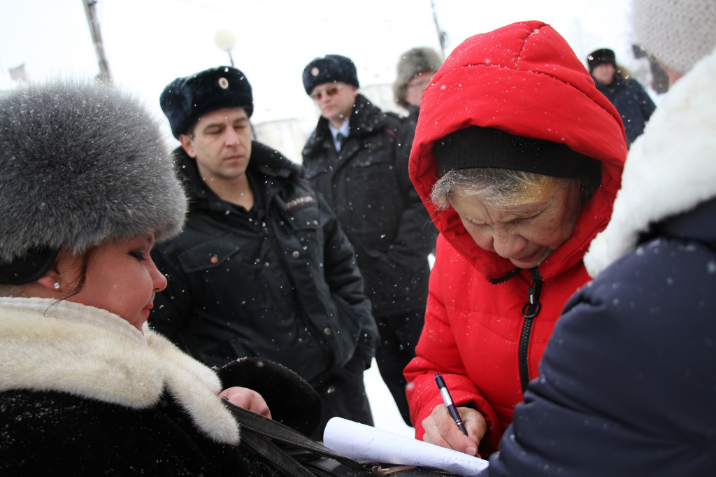 Сбор подписей под обращением к властям в Серове. Фото: Константин Бобылев, "Глобус" Сбор подписей под обращением к властям в Серове. Фото: Константин Бобылев, "Глобус"