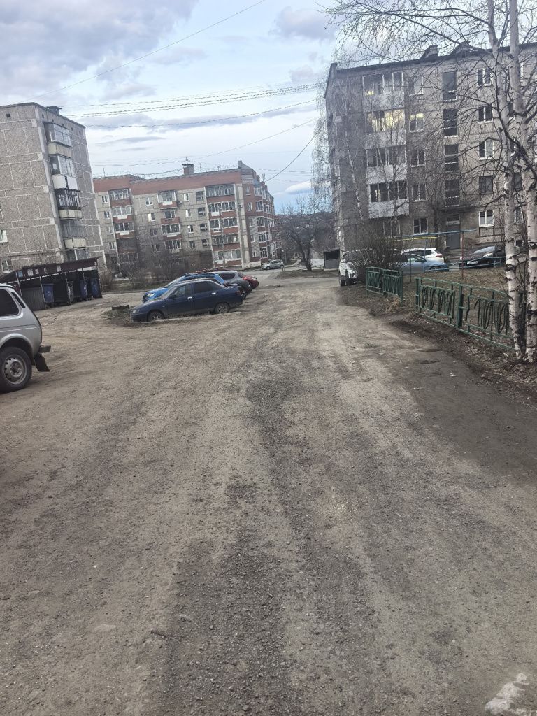 В Краснотурьинске жители просят асфальтировать «народную дорогу», чтобы по ней проходили пожарные машины. Фото: Андрей Клейменов, "Вечерний Краснотурьинск"