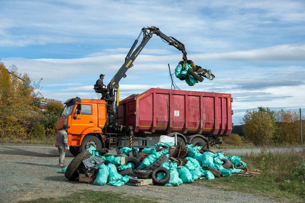 Волонтеры собрали 360 мешков с мусором, а также 120 единиц крупногабаритного мусора. Фото: Александр Казаков